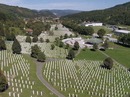 Vista aérea del memorial del genocidio de Srebrenica-Potocari en Bosnia Herzegovina en 2020. Un artículo científico sobre el uso de Facebook en un aniversario de la masacre revela consecuencias nuevas en cuanto al uso de las redes y polarización,