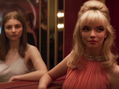 Thomasin McKenzie y Anya Taylor-Joy, en 'Última noche en el Soho'.