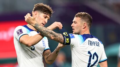 El jugador inglés John Stones le pasa el brazalete de capitán oficial del mundial a su compañero Kieran Trippier el pasado lunes durante el partido contra selección de Irán.