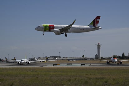 Un avión de TAP aterriza en el aeropuerto Humberto Delgado, de Lisboa.
