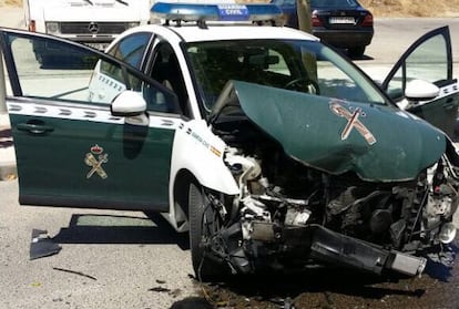 Estado en que qued&oacute; el coche patrulla de la Guardia Civil.