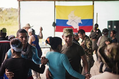 Varios guerrilleros bailan durante una actuación de los Rebeldes del Sur, grupo formado por miembros de las FARC.