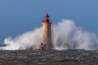 Un faro en Andratx golpeado por el mar por el temporal de viento de esta semana.