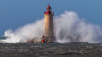 Un faro en Andratx golpeado por el mar por el temporal de viento de esta semana.