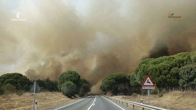 Última hora de los incendios forestales, en directo | Un incendio en Almorox (Toledo) llega a Madrid y obliga a confinar Villa Del Prado