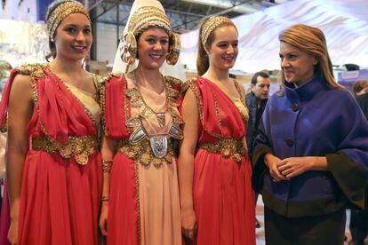 La presidenta de Castilla-La Mancha, María Dolores de Cospedal, junto a unas jóvenes con trajes de época.