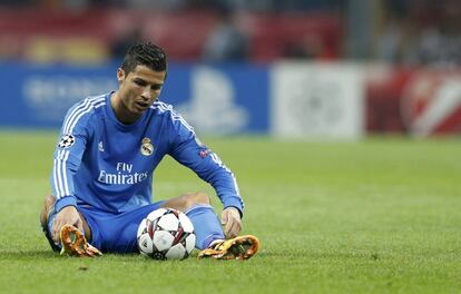 Ronaldo en el suelo después de una entrada.