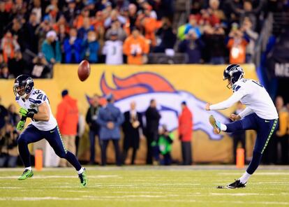 Steven Hauschka, de Seattle, patea el balón