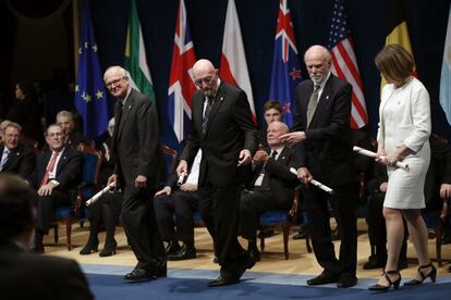 Los físicos Rainer Weiss (izquierda), Kip S. Thorne (centro), Barry C. Barish (segundo por la derecha) y Laura Cadonati, representante de la Colaboración Científica LIGO, siglas en inglés del Laboratorio de Ondas Gravitacionales, tras recibir el premio Princesa de Asturias de Investigación Científica y Técnica 2017.