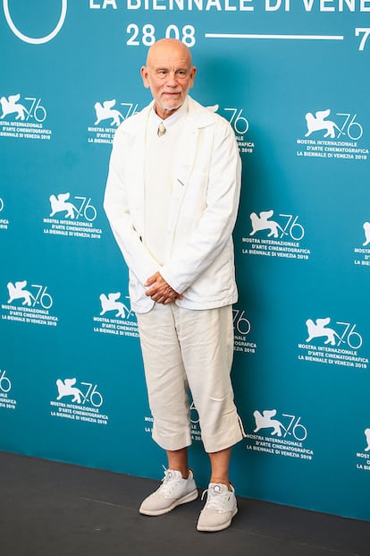 Con pantalones pirata y sneakers: de esta guisa se presentó John Malkovich al photocall de El nuevo papa. Pocos han alcanzado un nivel para poder permitirse ir como quieran.