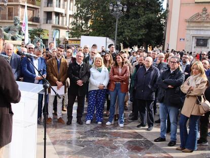 Imagen de la concentración convocada por Juristes Valencians, este domingo, en la plaza de la Virgen de Valencia.