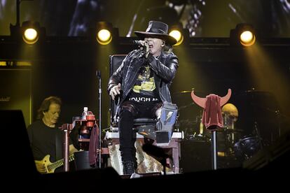 Axl Rose, postrado por una lesión en el pie, durante el concierto en Sevilla.