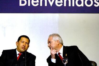 El presidente venezolano, Hugo Chávez (i), acompañado del presidente de PDVSA y Ministro de Energía y Minas, Rafael Ramírez, durante la 141ª conferencia ministerial de la OPEP.