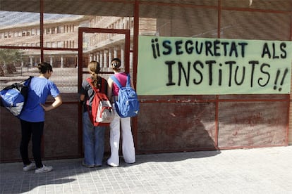 Alumnos del Instituto Haygón de Alicante, junto a una pancarta que reclama seguridad en las aulas.