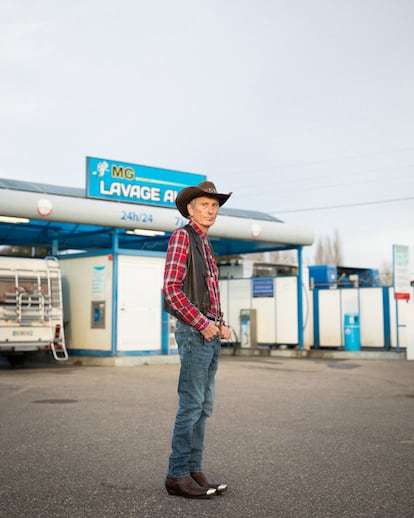 Manuel Ruiz, francés de origen español. A sus 72 años, el “Clint Eastwood francés”, como le llaman en Lafox, donde vive, practica con regularidad el 'French country'. 