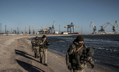 Soldados ucranios patrullan la costa del Mar de Azov, cerca del puerto de Mariúpol, el jueves.