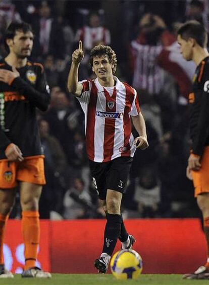 Llorente, tras convertir el penalti, celebra el gol que le daba la victoria al Athletic en San Mamés.