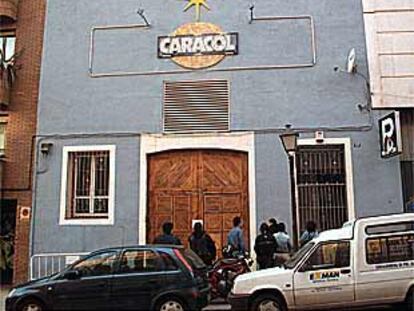 Aspecto de la fachada de la sala Caracol tras el cierre ordenado por el Ayuntamiento de Madrid.