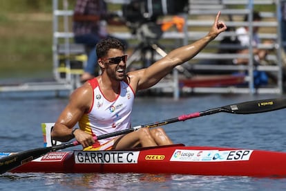 Carlos Garrote celebra el oro en el K1-200. 