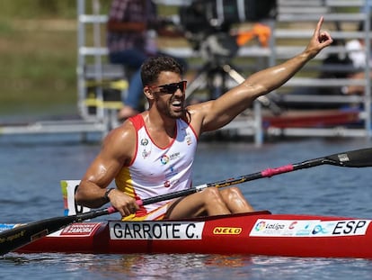 Carlos Garrote celebra el oro en el K1-200. 