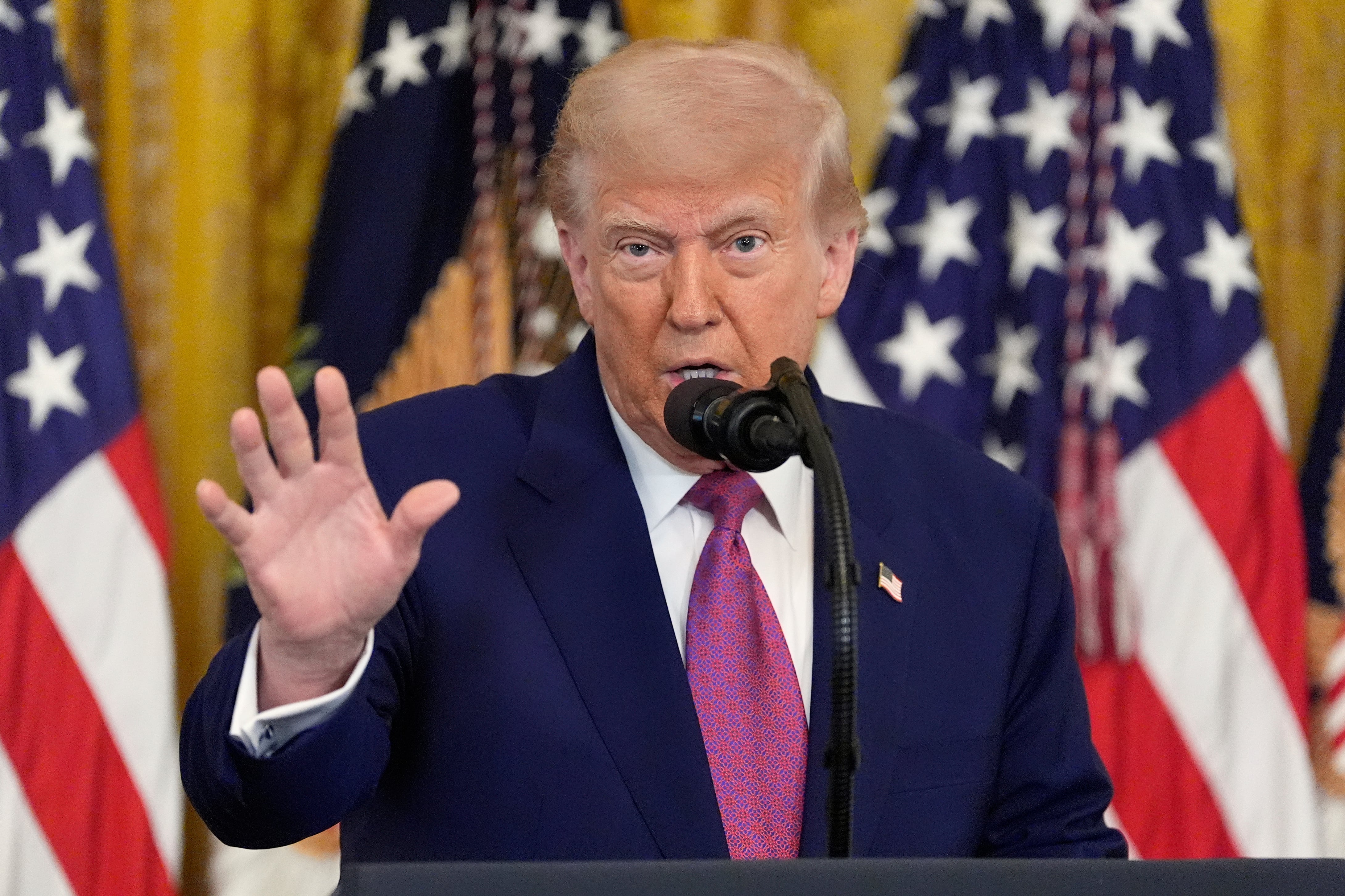 Trump redobla su ofensiva contra el gobernador de California al revocar su ley sobre coches eléctricos
