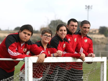 Cinco alumnos del primer máster de entrenadores en la Ciudad del Fútbol de Las Rozas.