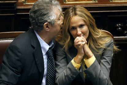 Umberto Bossi, líder de la Liga Norte, y la ministra de Medio Ambiente, Stefania Prestigiacomo, ayer en la Cámara de Diputados.