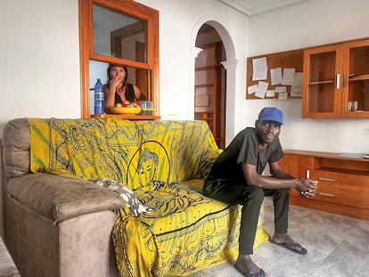 María Navarro, una estudiante de 23 años, y Bernard Bruce, un ghanés que busca dónde dormir tras dejar el centro de acogida.
