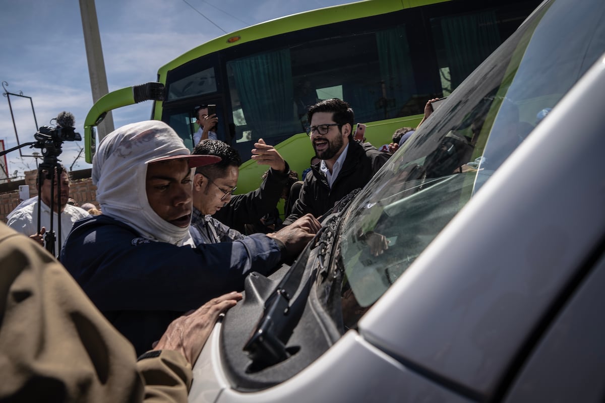 Un grupo de migrantes bloquea el paso a López Obrador en Ciudad Juárez ...