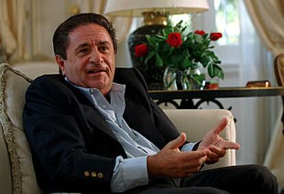 El presidente Eduardo Duhalde, en su residencia oficial en las afueras de Buenos Aires.