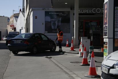 Colapso del sistema de cobro de Repsol durante la primera jornada del descuento de combustible.