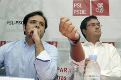 El secretario de Organización del PSOE, Óscar López (d), junto al secretario provincial, Celestino Rodríguez (i), durante un acto con alcaldes y representantes de este partido en la provincia de León hoy.