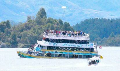 A embarcação 'O Almirante' segundos antes de naufragar.