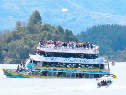 A embarcação 'O Almirante' segundos antes de naufragar.