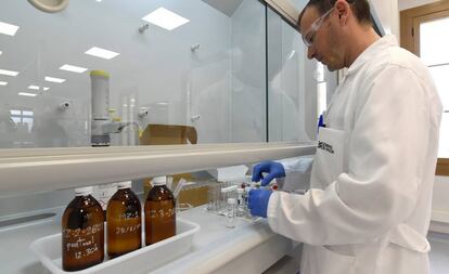 Científico en un laboratorio en Sabiñánigo que estudia la descontaminación del lindano.