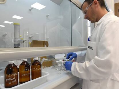 Científico en un laboratorio en Sabiñánigo que estudia la descontaminación del lindano.