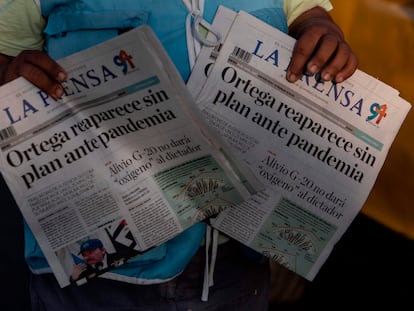 Jornaleiro oferece exemplares do ‘La Prensa’ numa rua de Manágua, em 16 de abril de 2020. / INTI OCON / AFP