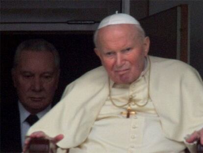 Juan Pablo II ha saludado durante breves momentos a la multitud congregada junto al hospital.