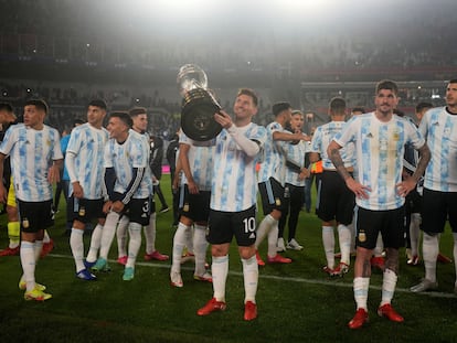 Lionel Messi, emocionado, ofrece la Copa América a la afición de Argentina.