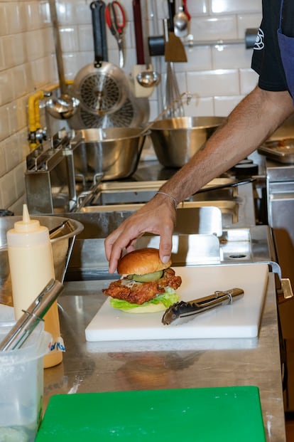 Una de las hamburguesas de 'El Puto Ken' que se cocinan en el nuevo local barcelonés.