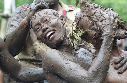 Celebración del 'Mabung-bugan', un ritual hindú en el que los asistentes se cubren de barro para purificarse de los malos espíritus, en Kedonganan, Bali, Indonesia.