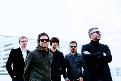 Los integrantes del grupo musical La Habitación Roja.