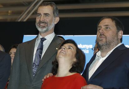 De izquierda a derecha: el rey Felipe VI, la vicepresidenta Soraya S&aacute;enz de Santamar&iacute;a y  el vicepresidente de la Generalitat, Oriol Junqueras, la semana pasada en el Mobile World Congress de Barcelona.