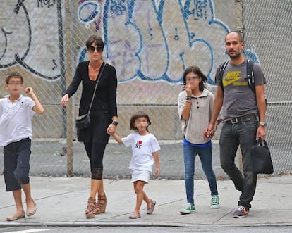 El exentrenador del Barcelona, Pep Guardiola, con su esposa Cristina Serra y sus tres hijos, Marius, María y Valentina en Nueva York.