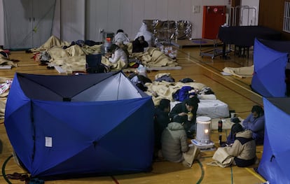 Residentes locales reposan en una escuela primaria utilizada como refugio tras el terremoto, este lunes en la región de Kanazawa.