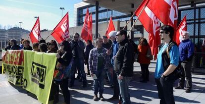 Concentración de funcionarios, convocada por LAB, ante el Gobierno vasco en Vitoria.