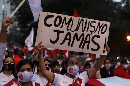 Seguidores de la candidata presidencial Keiko Fujimori se reunieron el miércoles hoy para protestar y denunciar un presunto fraude electoral en la pasada segunda vuelta, en el sector de Campo de Marte, en Lima (Perú).