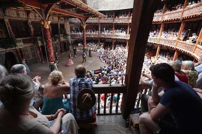 Shakespeare’s Globe (Londres, Reino Unido). Esta es una fiel réplica de The Globe, el teatro isabelino para el que Shakespeare escribió sus obras. Fue construida en 1997 en Southwark, en la orilla sur del río Támesis, a unos 200 metros de donde se encontraba el edificio original. A comienzos del siglo XVII, The Globe era el punto de encuentro social, es decir, ‘the place to be’. Daban igual las salidas de emergencia: lo importante eran los vistosos trajes, la potente música y, con el clímax del drama, los efectos especiales que incluían cañones de verdad. Como el que incendió este teatro en 1613, apenas 14 años después de su construcción en 1599. Destruido por el fuego, fue reconstruido en 1614. Para este escenario redondo, entre cuyos propietarios se contaba el propio William Shakespeare, aquello fue todo un golpe publicitario, y el negocio pronto volvió a abrir al año siguiente. Fue demolido en 1644, durante el Gobierno puritano de Oliver Cromwell. 