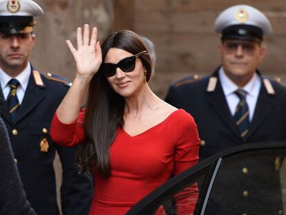 La actriz italiana Monica Bellucci saluda a su llegada al ayuntamiento de Roma para participar en la promoci&oacute;n de la &#039;Spectre&#039;, la nueva pel&iacute;cula de James Bond. El papel del agente del MI6 estar&aacute; protagonizado por el actor brit&aacute;nico Daniel Craig.