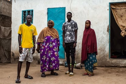 Ache Bachir con sus tres hijos mayores, entre ellos Goussia, la niña, con su vivienda al fondo. En esta construcción miserable de dos estancias viven todos ellos y cuatro niños más. Paga el equivalente a 22 euros al mes de alquiler.